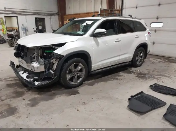5TDDZRFHXKS932070 2019 TOYOTA HIGHLANDER - Image 2