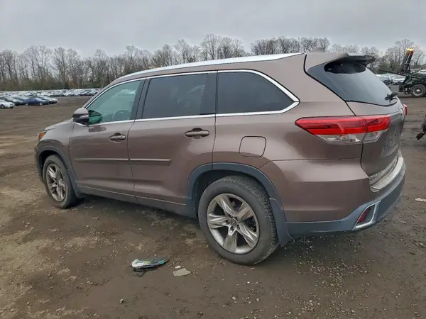 5TDDZRFHXKS977381 2019 TOYOTA HIGHLANDER - Image 2