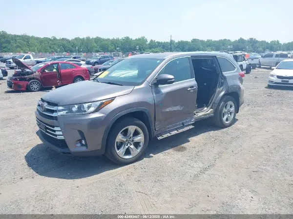 5TDDZRFHXKS997288 2019 TOYOTA HIGHLANDER - Image 2