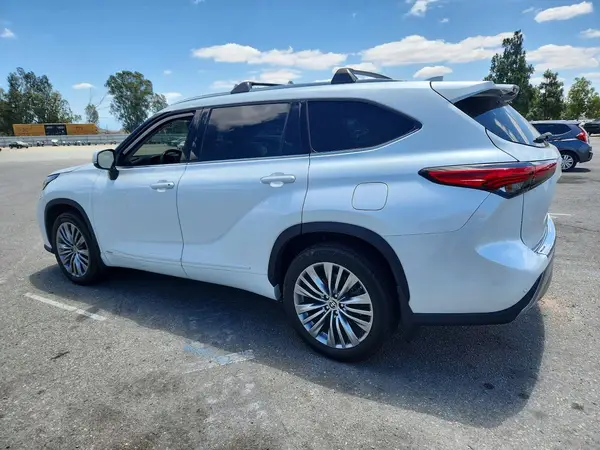 5TDEBRCH5NS078333 2022 TOYOTA HIGHLANDER - Image 2