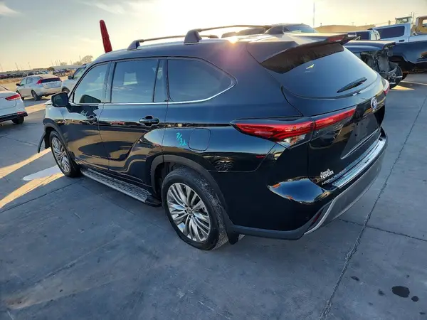 5TDEBRCH5NS084777 2022 TOYOTA HIGHLANDER - Image 2