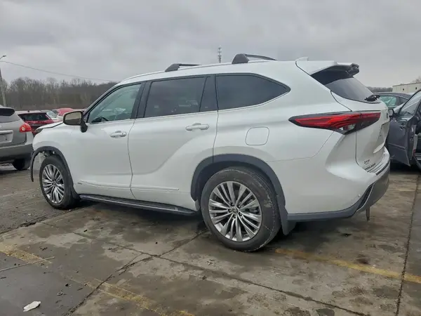 5TDEBRCH8NS104780 2022 TOYOTA HIGHLANDER - Image 2