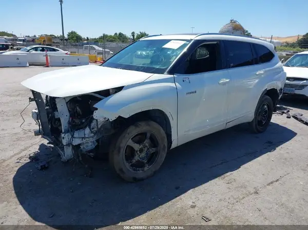 5TDEBRCH9MS015878 2021 TOYOTA HIGHLANDER - Image 2