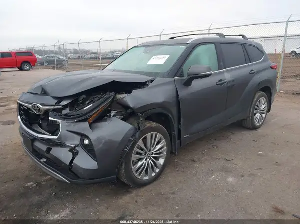 5TDEBRCH9SS668255 2025 TOYOTA HIGHLANDER - Image 2