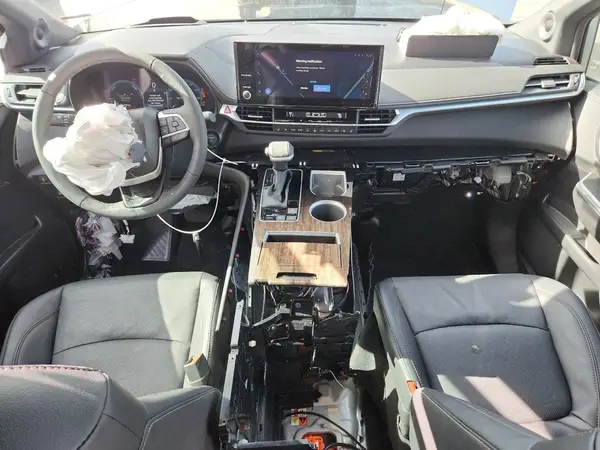 5TDERKEC0SS252907 2025 TOYOTA SIENNA - Image 8