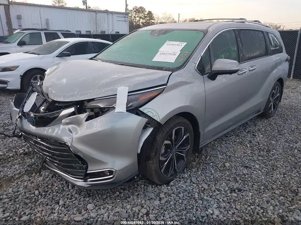 5TDERKEC0SS283560 2025 TOYOTA SIENNA - Image 2