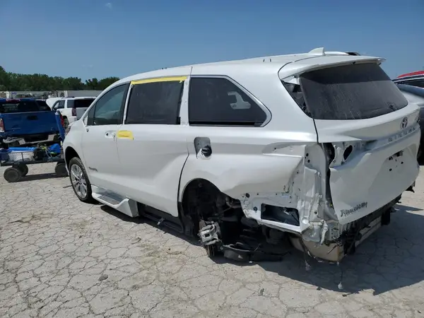 5TDERKEC1RS199449 2024 TOYOTA SIENNA - Image 2