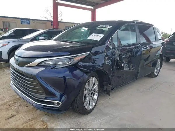 5TDERKEC1RS210529 2024 TOYOTA SIENNA - Image 2