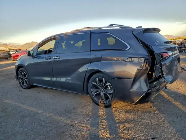 5TDERKEC2SS263214 2025 TOYOTA SIENNA - Image 2