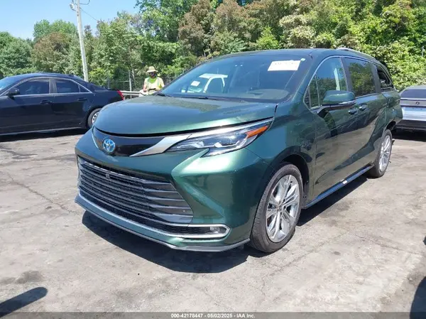 5TDERKEC3RS190557 2024 TOYOTA SIENNA - Image 2