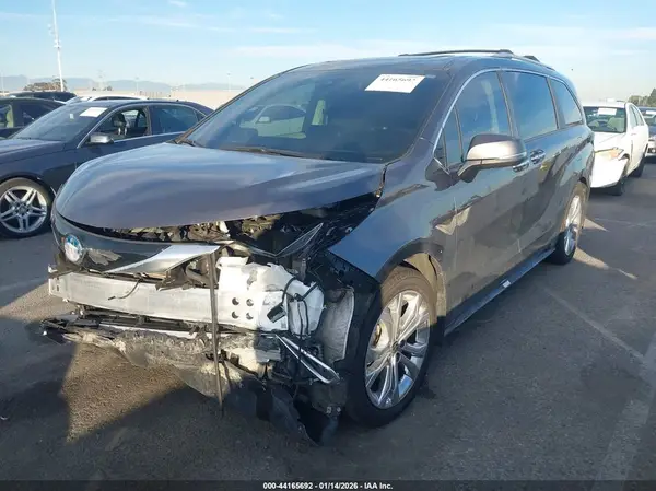 5TDERKEC3RS215747 2024 TOYOTA SIENNA - Image 2