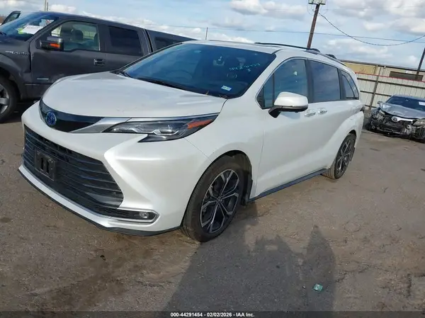 5TDERKEC4SS247371 2025 TOYOTA SIENNA - Image 2