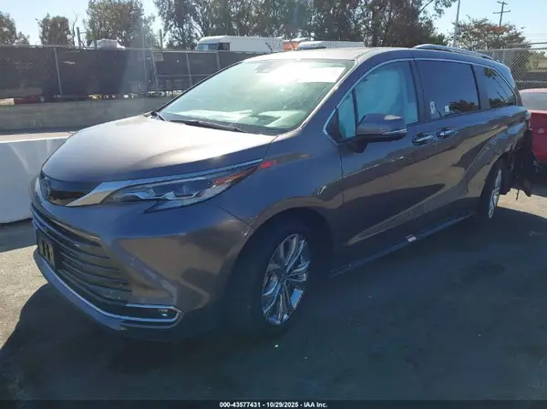 5TDERKEC5PS178147 2023 TOYOTA SIENNA - Image 2
