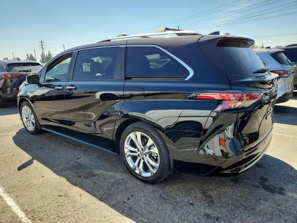 5TDERKEC5RS185943 2024 TOYOTA SIENNA - Image 2