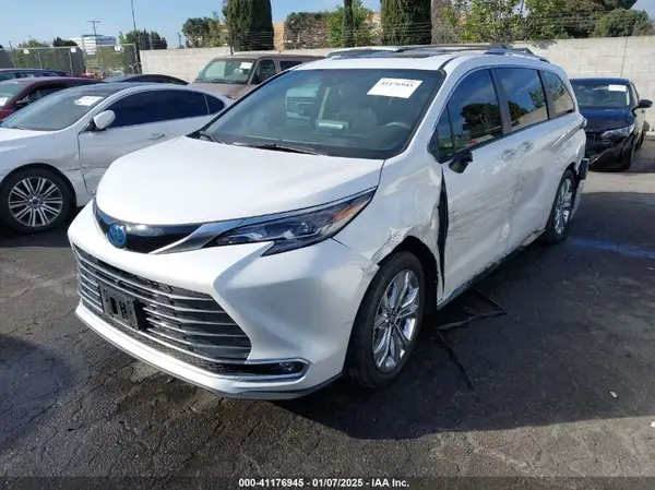 5TDERKEC5RS192780 2024 TOYOTA SIENNA - Image 2