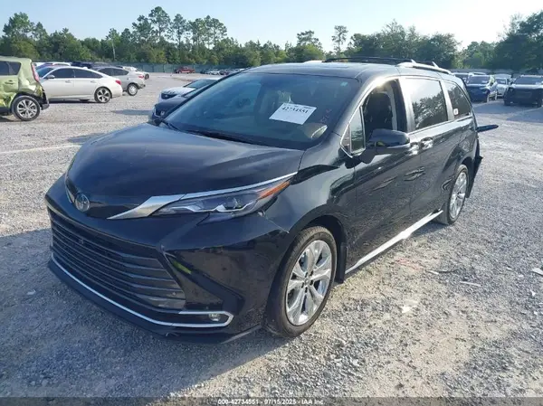 5TDERKEC5RS208637 2024 TOYOTA SIENNA - Image 2
