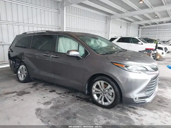 5TDERKEC8RS225075 2024 TOYOTA SIENNA - Image 1