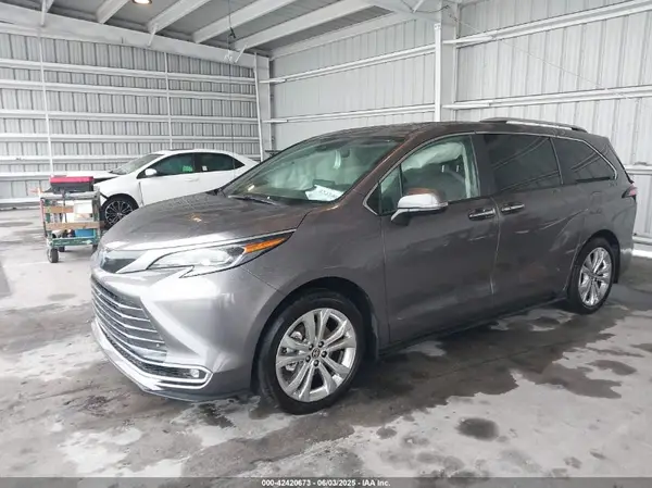 5TDERKEC8RS225075 2024 TOYOTA SIENNA - Image 2