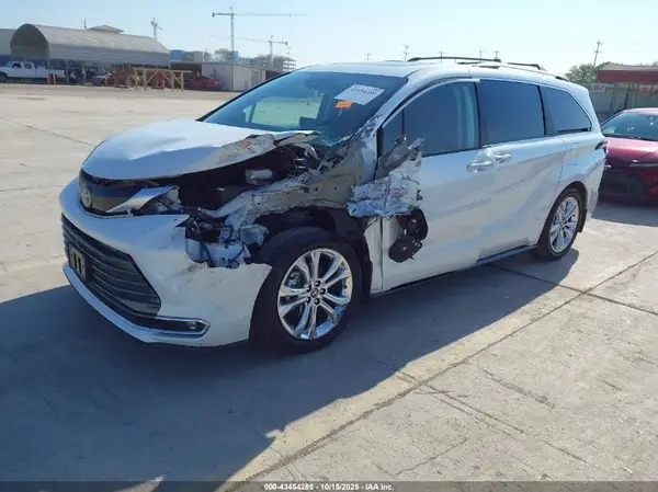 5TDERKEC9RS182706 2024 TOYOTA SIENNA - Image 2