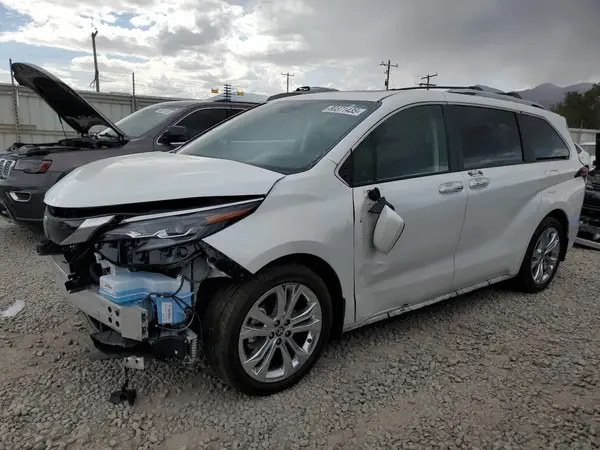 5TDERKECXRS203918 2024 TOYOTA SIENNA - Image 1