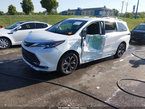 5TDESKFC0SS200745 2025 TOYOTA SIENNA - Image 2