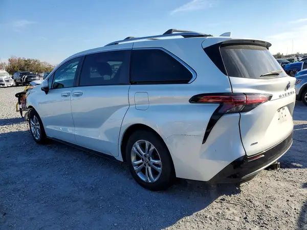 5TDESKFC1NS042243 2022 TOYOTA SIENNA - Image 2