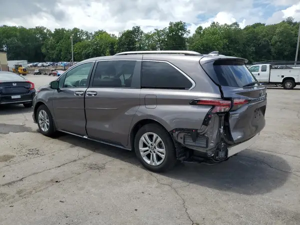 5TDESKFC1NS058068 2022 TOYOTA SIENNA - Image 2