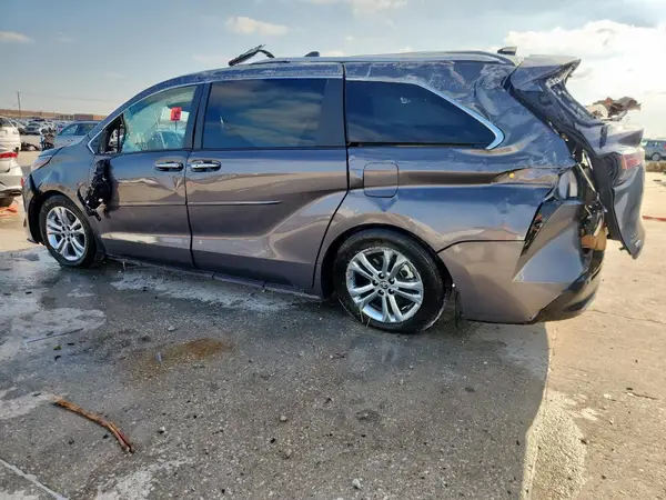 5TDESKFC1PS107059 2023 TOYOTA SIENNA - Image 2