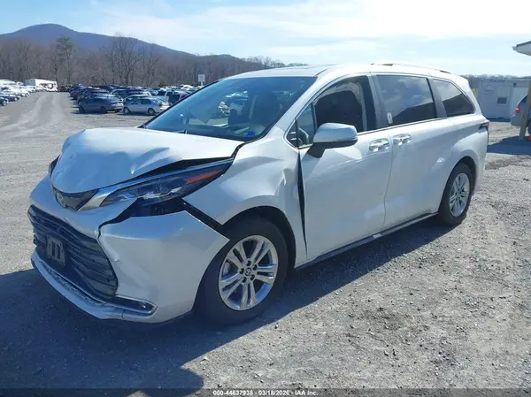 5TDESKFC1RS114211 2024 TOYOTA SIENNA - Image 2