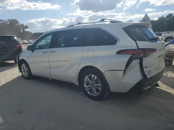 5TDESKFC1RS145703 2024 TOYOTA SIENNA - Image 2
