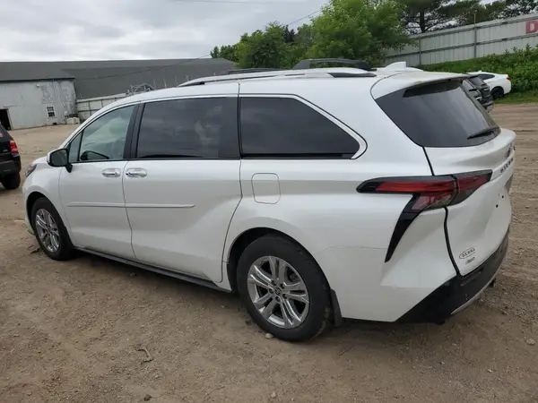 5TDESKFC2RS114945 2024 TOYOTA SIENNA - Image 2