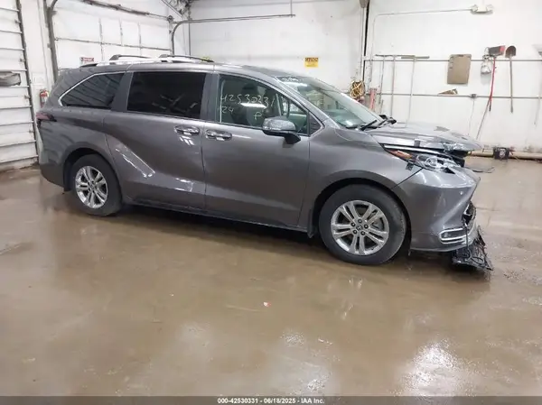 5TDESKFC2RS140039 2024 TOYOTA SIENNA - Image 1