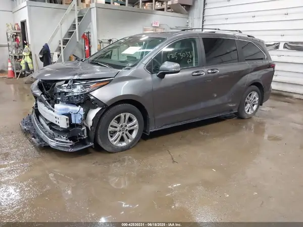 5TDESKFC2RS140039 2024 TOYOTA SIENNA - Image 2