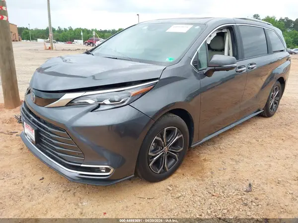 5TDESKFC2SS175623 2025 TOYOTA SIENNA - Image 2