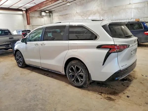 5TDESKFC2TS235935 2026 TOYOTA SIENNA - Image 2