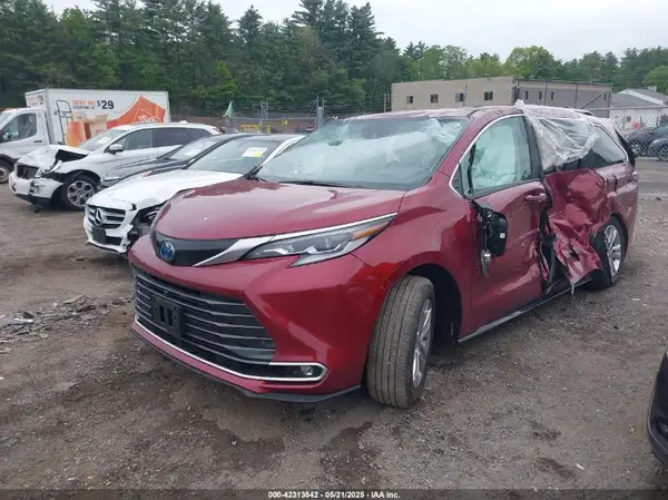 5TDESKFC3RS119135 2024 TOYOTA SIENNA - Image 2