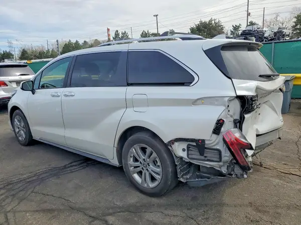 5TDESKFC3RS125369 2024 TOYOTA SIENNA - Image 2