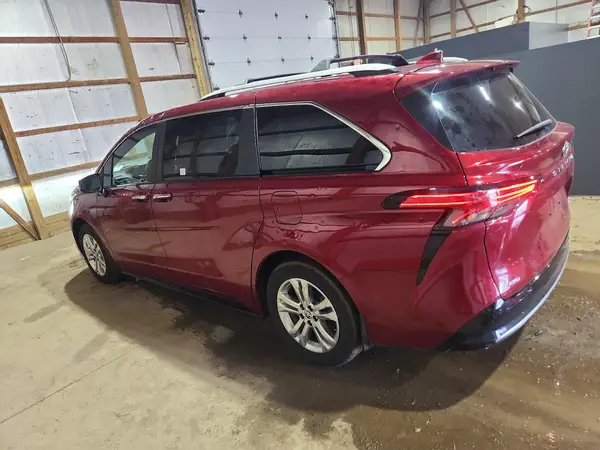 5TDESKFC4RS110587 2024 TOYOTA SIENNA - Image 2