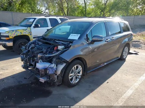 5TDESKFC4RS113702 2024 TOYOTA SIENNA - Image 2