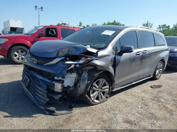 5TDESKFC5MS036024 2021 TOYOTA SIENNA - Image 2
