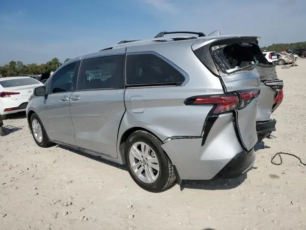 5TDESKFC5NS056923 2022 TOYOTA SIENNA - Image 2