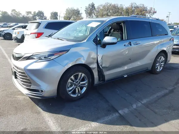 5TDESKFC5NS061555 2022 TOYOTA SIENNA - Image 2