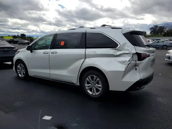 5TDESKFC5NS067856 2022 TOYOTA SIENNA - Image 2