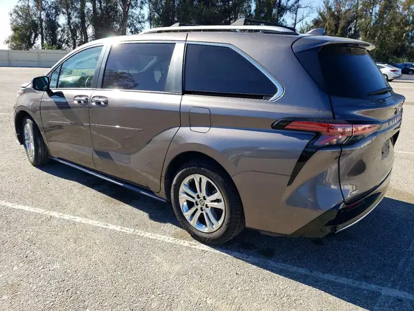 5TDESKFC5PS084501 2023 TOYOTA SIENNA - Image 2