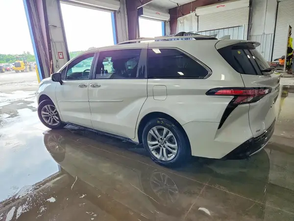 5TDESKFC5RS113692 2024 TOYOTA SIENNA - Image 2