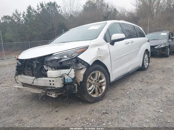 5TDESKFC5RS134591 2024 TOYOTA SIENNA - Image 2