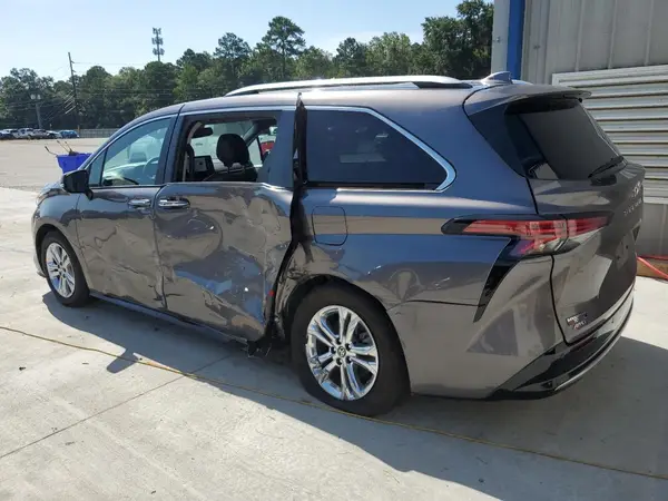 5TDESKFC6RS108310 2024 TOYOTA SIENNA - Image 2