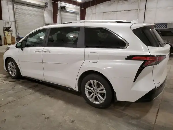 5TDESKFC6RS113300 2024 TOYOTA SIENNA - Image 2