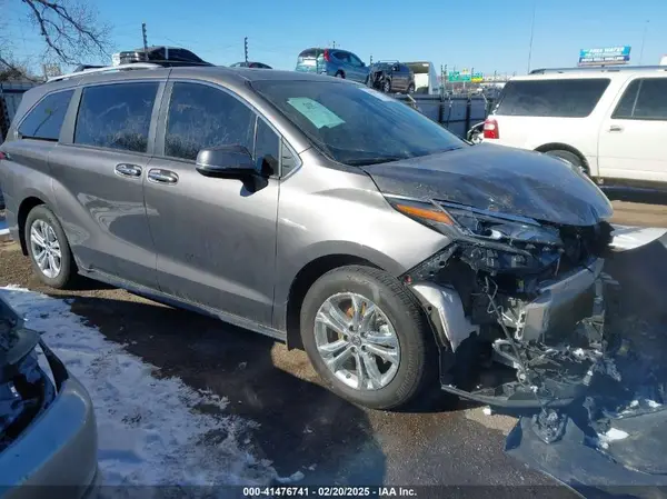5TDESKFC6RS124975 2024 TOYOTA SIENNA - Image 1