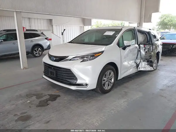 5TDESKFC6RS147379 2024 TOYOTA SIENNA - Image 2